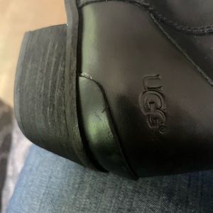 Women’s 7.5 leather UGG boots. They are like new condition.